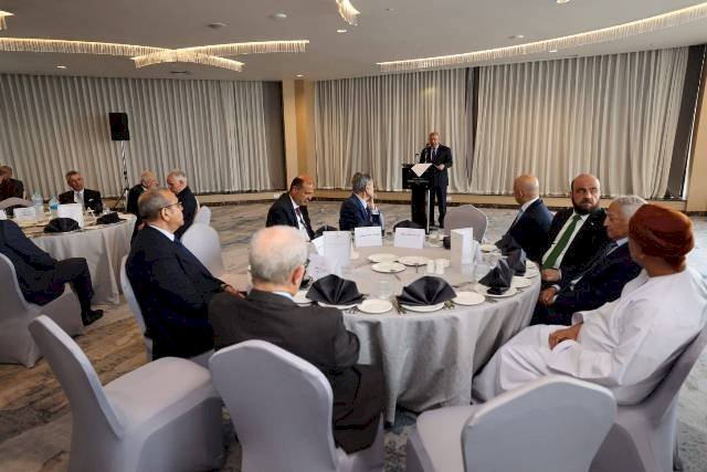 وزير النقل يلتقي رؤساء ووفود اتحادات غرف التجارة والصناعة والزراعة للبلاد العربية