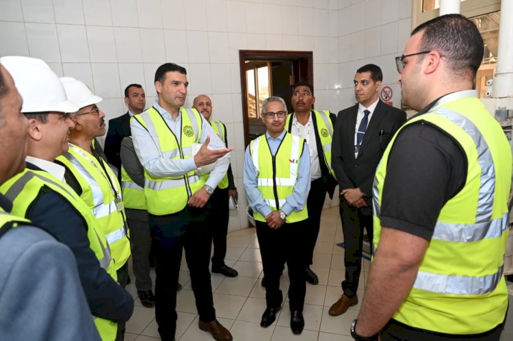 وزير الصناعة يتفقد مصانع أسمنت وغذائية وملابس في بني سويف والمنيا