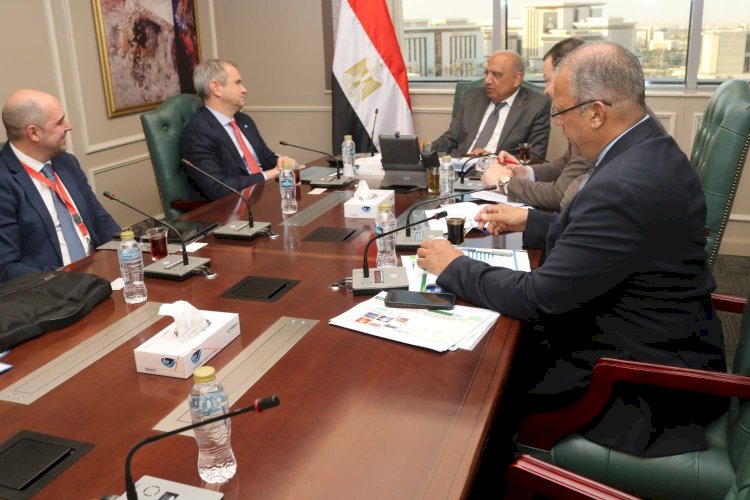 وزير الكهرباء يتابع تنفيذ مشروعات رياح بقدرة 1500 ميجاوات مع “الكازار” الإماراتية