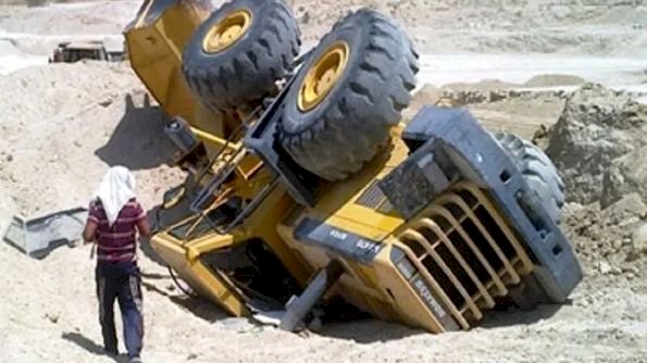 انقلب عليه اللودر.. مصرع شخص في الدقهلية