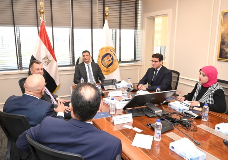 وزير الصناعة يبحث مع بنك أبوظبي الأول تمويل ودعم المشروعات الصناعية الصغيرة والمتوسطة