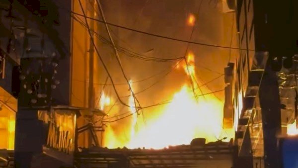 بسبب ماس كهربائى .. حريق يلتهم محلاً تجارياً بمحطة الرمل في الإسكندرية