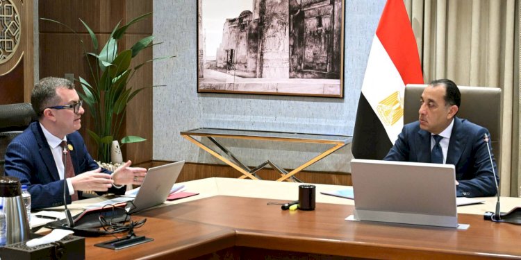 رئيس الوزراء يتابع مع وزير التخطيط الموقف التنفيذي لخطة العام المالي 2026/2025