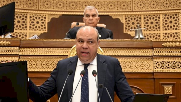 وزير الطيران يكشف خطة إنقاذ مصر للطيران وتطوير الخدمة