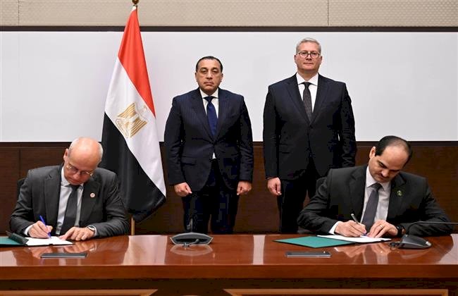 الرئيس السيسي يصل إلى مطار عنتيبي الدولي
