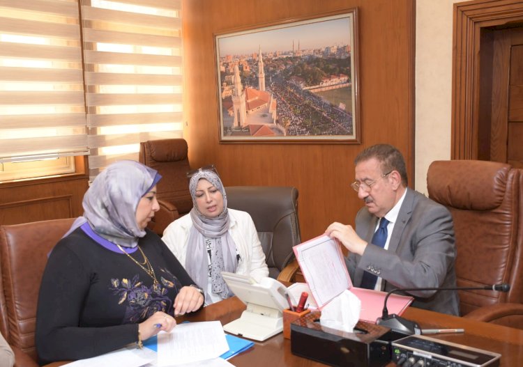 محافظ بورسعيد يسلم مساعدات مالية لعدد من الأسر الأولى بالرعاية