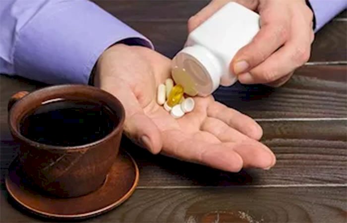 القهوة وفيتامين B12.. ماذا يحدث للجسم عند تناولهما معًا؟