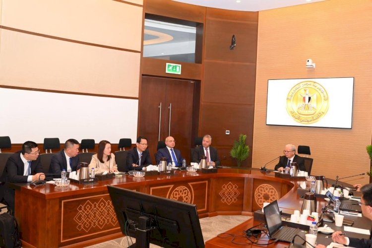 نائب رئيس الوزراء للشئون الاقتصادية يبحث تعزيز الاستثمارات الصينية في الموانئ والخدمات اللوجستية بمنطقة قناة السويس