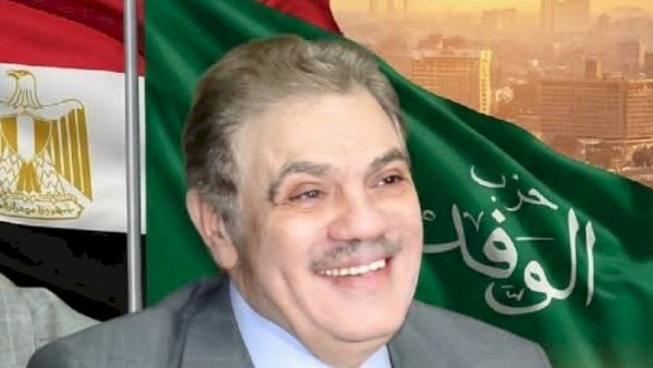 رئيس الوفد يوزع شهادات دورة "التأهيل السياسي للمحليات" على خريجى معهد الدراسات