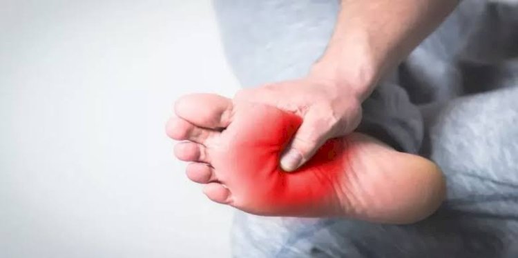 لا تتجاهلها أبدا.. سخونة القدمين المفاجأة علامة على مشكلة خطيرة في الأعصاب