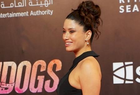 سينتيا خليفة تخطف الأنظار في إطلالة أنيقة خلال العرض الخاص لـ 7Dogs