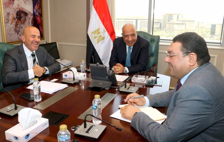 وزير الكهرباء والطاقة المتجددة يتابع مع مجموعة "إنكوم" مستجدات وآليات توفير الطاقة الكهربائية اللازمة