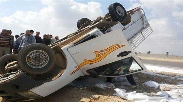 مصرع شخص وإصابة ثلاثة آخرين إثر حادث انقلاب سيارة بطريق محور الضبعة