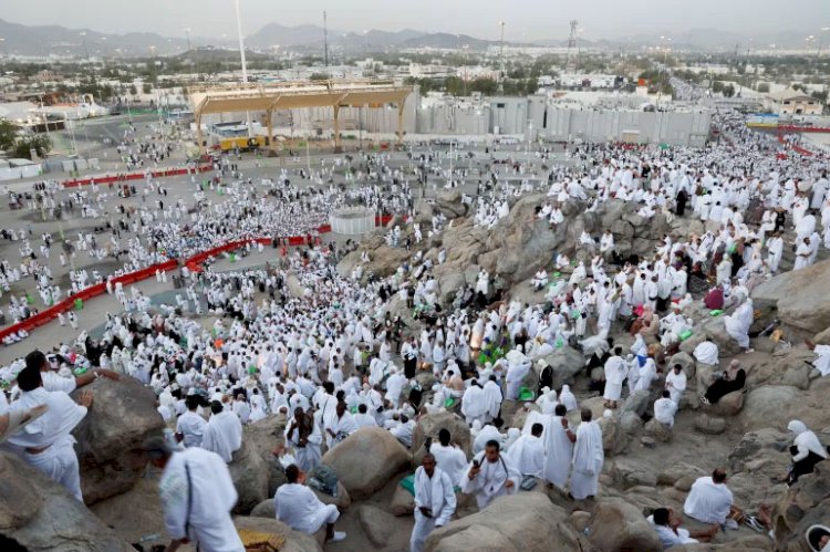 توافد ضيوف الرحمن إلى صعيد عرفات لأداء ركن الحج الأعظم