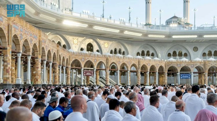بأجواء روحانية.. جموع المصلين يؤدون صلاة عيد الأضحى المبارك في المسجد الحرام