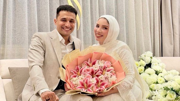 مصطفى عماد يفاجئ جمهوره بإعلان خطوبته