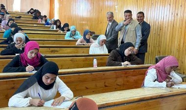 ضبط 11 طالبًا بكلية التجارة فى بنى سويف متلبسين بالغش باستخدام المحمول
