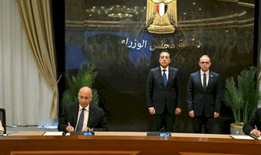 رئيس الوزراء يشهد مراسم توقيع اتفاقية نقل ملكية حصة من محطات وقود وطنية