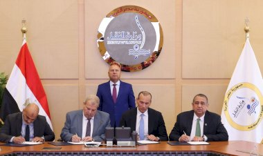 وزير النقل يشهد توقيع عقود إنشاء وتطوير خطوط السكك الحديدية ونظم الإشارات