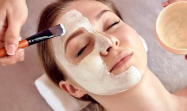 علامات تدل على أن بشرتك تحتاج إلى الترطيب.. و8 ماسكات طبيعية لاستعادة النضارة