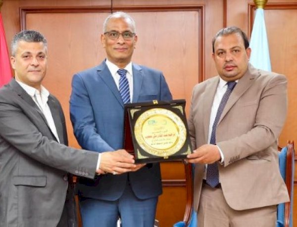 محافظ كفر الشيخ يناقش خطة عمل القافلة الطبية المجانية للأسر الأولى بالرعاية  