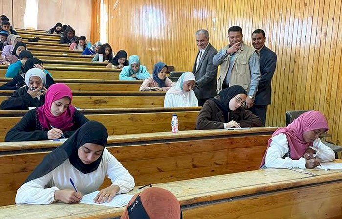 ضبط 11 طالبًا بكلية التجارة فى بنى سويف متلبسين بالغش باستخدام المحمول