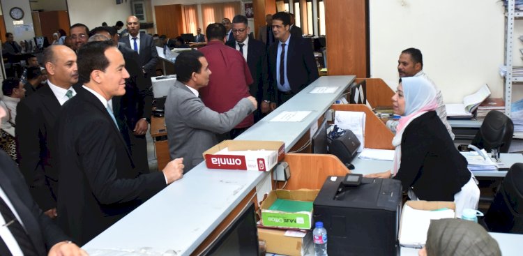 رئيس هيئة الاستثمار يواصل جولاته الميدانية ويتفقد مركز خدمات المستثمرين بالعاشر من رمضان