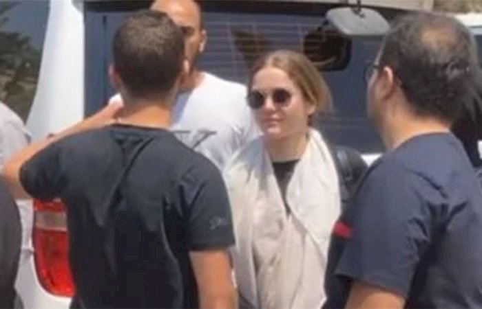 نور إيهاب تشيع جنازة جدها من مسجد الرحمن الرحيم بصلاح سالم