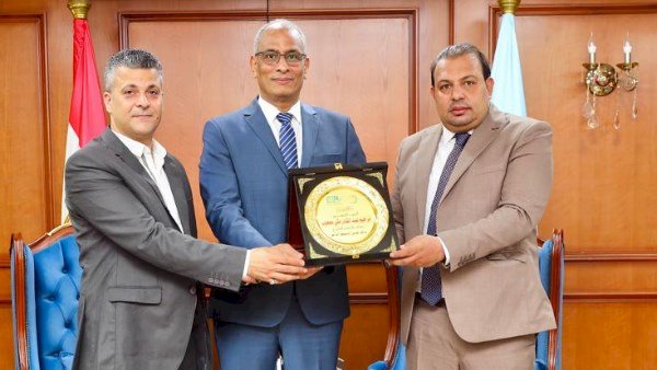 محافظ كفر الشيخ يناقش خطة عمل القافلة الطبية المجانية للأسر الأولى بالرعاية  