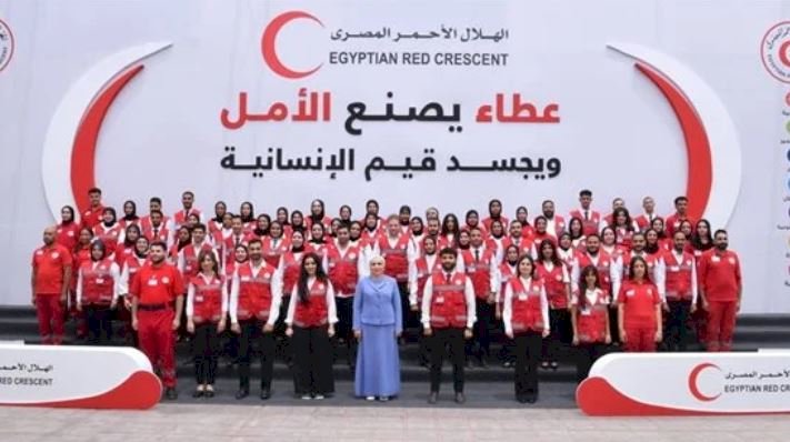 السيدة انتصار السيسى تشهد مع متطوعى الهلال الأحمر وصول مساعدات غزة لمليون طن