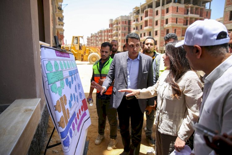 وزيرة الإسكان تتفقد مشروع “ديارنا” بالتجمع الثالث
