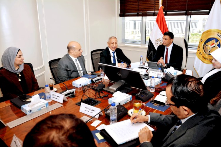وزير الصناعة والأكاديمية العربية يتفقان على تعزيز التعاون لتأهيل الكوادر ودعم الابتكار الصناعي