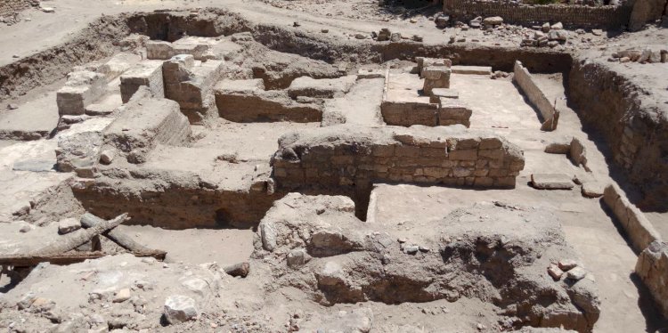 الكشف عن عناصر معمارية جديدة من معبد القصر القديم بالواحات البحرية
