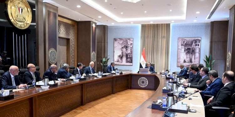 رئيس الوزراء يبحث مع ممثلي قطاعي السياحة والطيران سبل دفع الحركة السياحية
