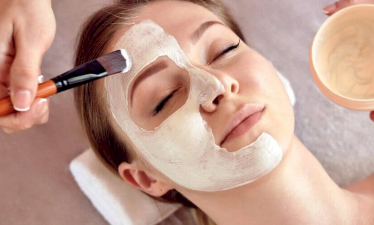 علامات تدل على أن بشرتك تحتاج إلى الترطيب.. و8 ماسكات طبيعية لاستعادة النضارة