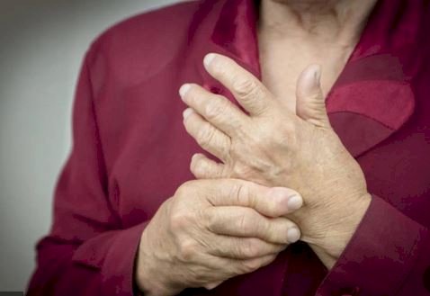 أعراض هشاشة العظام المبكرة.. علامات صامتة قد تنذر بضعف العظام قبل حدوث الكسور