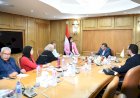 محافظ قنا يفحص261 طلبًا للمواطنين خلال اللقاء المفتوح