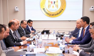 وزيرا الصناعة والعمل يبحثان سبل تعزيز التعاون بين الوزارتين لإزالة أية تحديات تواجه قطاع الصناعة
