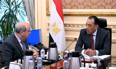 رئيس الوزراء يستعرض الموقف التنفيذي لمشروع مبني الركاب (٤) بمطار القاهرة الدولي