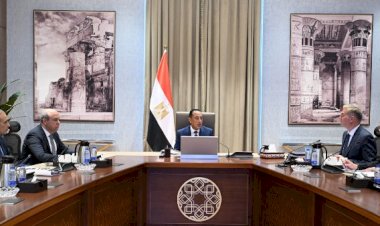 رئيس الوزراء يتابع عددًا من ملفات العمل المشتركة بين وزارتي الطيران المدني والبترول