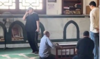 انهيار مدحت تيخا فى جنازة الفنان أحمد جلال عبد القوى