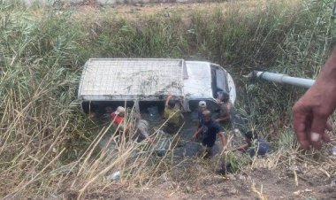 إصابة 11 شخصا إثر انقلاب ميكروباص داخل ترعة البحر الصغير فى الدقهلية