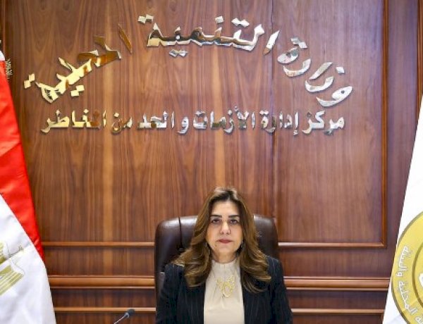 وزيرة التنمية المحلية والبيئة تستعرض تقريراً يرصد إنجازات 12 عاماً في مجال  تحسين جودة الهواء