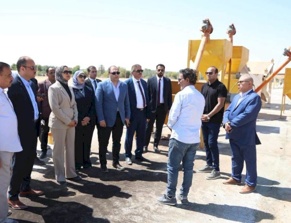 رئيس هيئة تنمية الصعيد ومحافظ الوادي الجديد يتفقدان مشروع تطوير مصنع تدوير المخلفات الزراعية بمدينة الخارجة