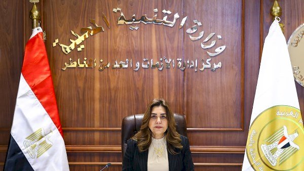وزيرة التنمية المحلية والبيئة تستعرض تقريراً يرصد إنجازات 12 عاماً في مجال  تحسين جودة الهواء