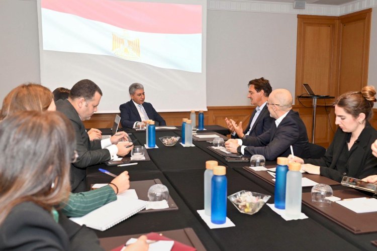وزير السياحة والآثار يجتمع مع كبار منظمي الرحلات ومسئولي شركات السياحة والطيران الفرنسية