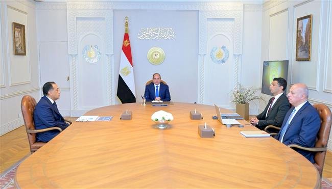 الرئيس السيسي يجتمع مع رئيس الوزراء ووزير الصناعة