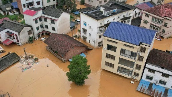 مصرع 21 شخصًا في انهيار أرضي بمقاطعة دانغتشانغ شمال غرب الصين