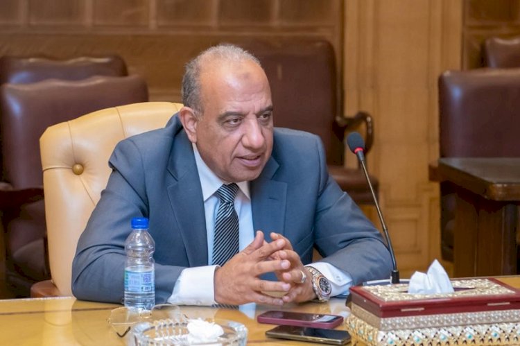 وزير الكهرباء والطاقة المتجددة يستعرض القدرات الحالية والمُخططة من الطاقات المتجددة
