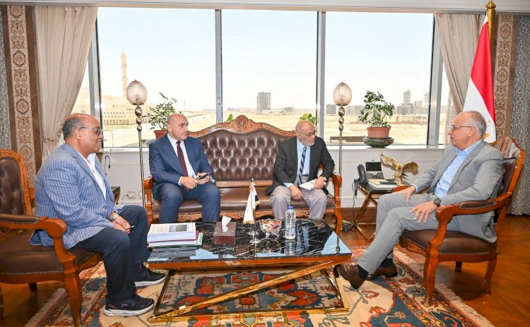 وزير الري يتابع آليات رصد المنشآت المائية ويطالب بنقل الخبرات إلى شباب المهندسين